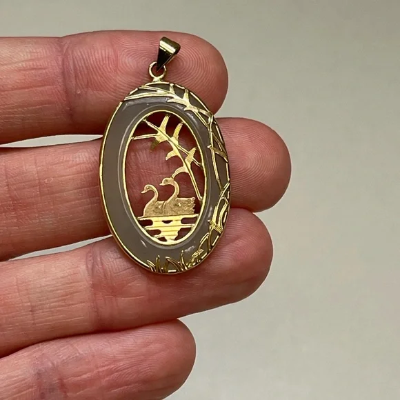 Vtg 14K Yellow Gold Jade Swan Pendant Asian Landscape Bamboo Openwork Oval 3.2g - Picture 2 of 10